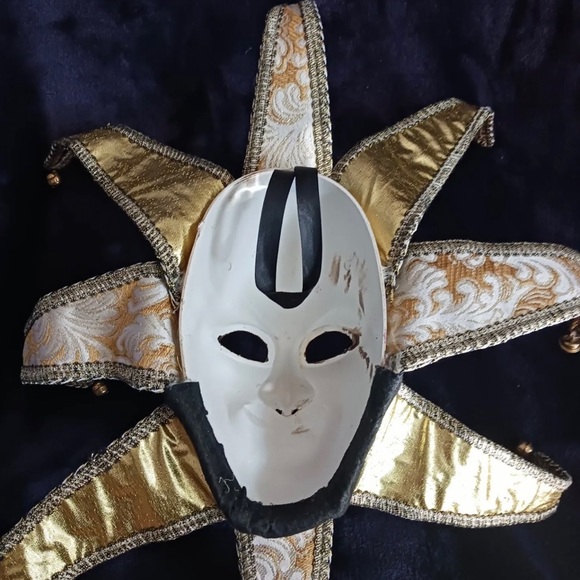 Beautifully Ornate Hand Made Wall Hanging Venetian Mask. - Picture 7 of 13